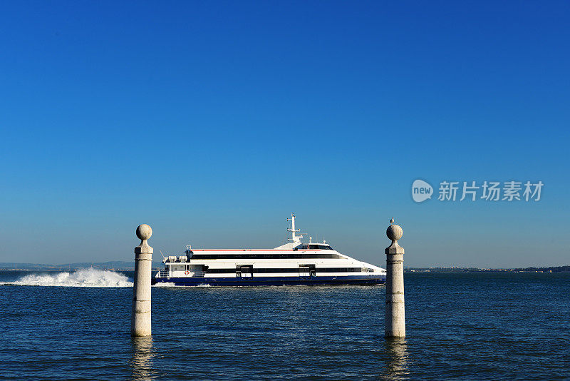 “Cais das Colunas”码头和过往的渡轮，里斯本的历史大门- Praça do Comércio，葡萄牙